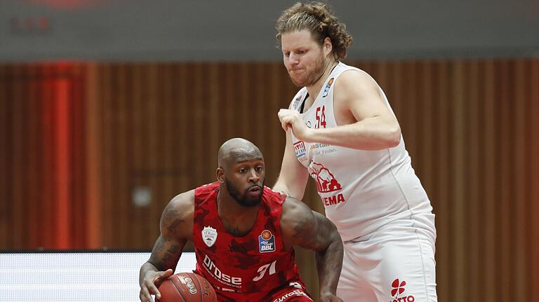 Muskeln contra Masse: Baskets-Neuzugang Murphy Holloway im Duell gegen Gießens John Bryant.