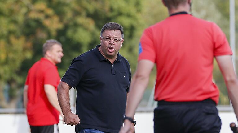 Harald Funsch (Mitte) und der Würzburger FV verloren das Auswärtsspiel bei der SpVgg Ansbach. Beim Tabellenführer der Fußball-Bayernliga Nord zeigten die Zellerauer allerdings eine engagierte Leistung.