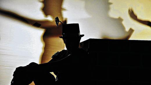 Im Mondschein: Die Schornsteinfeger aus Mary Poppins' tanzen auf den Dächern Londons. Im Mondschein: Die Schornsteinfeger aus Mary Poppins' tanzen auf den Dächern Londons.
