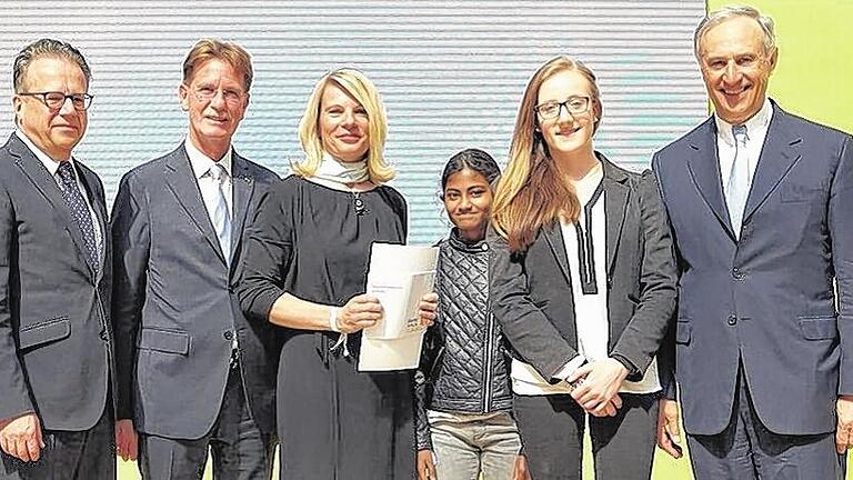 Sonderpreis „Stark durch Vielfalt“ für die Lohrer Mittelschule - (mrl) Die Gustav-Woehrnitz-Mittelschule Lohr hat für ihr Ganztagskonzept den bundesweiten Sonderpreis „Stark durch Vielfalt“ der Hertie-Stiftung erhalten. Vertreter der Hertie-Stiftung und des Projekts „Starke Schule“ überreichten den Preis am Dienstag in Berlin an Rektorin Susanne Rinno, Lehrerin Heike Kruthoffer und die Schülerinnen Lina Rüfer und Jessica Kraft. Am Wettbewerb „Starke Schule“ haben bundesweit 649 Schulen teilgenommen. Den mit 3000 Euro dotierten Sonderpreis „Stark durch Vielfalt“ hat die Lohrer Mittelschule für ihre laut Pressemitteilung der Hertie-Stiftung „sehr durchdachte und funktionierende Rhythmisierung des Schultages“ erhalten. Vor- und Nachmittag greifen laut Beurteilung der Jury in Lohr ineinander und ermöglichen so eine pädagogisch sinnvolle Gestaltung der zusätzlichen Ressourcen. Ende Februar besuchte eine zweiköpfige Jury der Stiftung die Schule und lernte die Abläufe vor Ort kennen. Schüler, Eltern, Kollegen und Projektleiter standen Rede und Antwort, gaben Einblicke in die Organisation und Vielfalt des Ganztagesprogramms an der Schule. Die Ausgewogenheit zwischen Lern- und Arbeitsphasen und Studierzeiten verbunden mit künstlerischen, sportlichen und musikalischen Elementen sind Grundlage des Erfolgsrezepts der GWS. Die Rahmenbedingungen vor Ort komplettieren die angebotenen Lernarrangements: Bibliothek, Mensa, grünes Klassenzimmer, Mountainbikes, Musikinstrumente. „Hier geht es nicht bloß um ein Mehr an Zeit, sondern um eine pädagogisch sinnvolle Gestaltung der zusätzlichen Ressourcen“, hieß es in der Laudatio. Der Wettbewerb prämiert die herausragende Arbeit, die Schulen bei der Vorbereitung der Schüler auf die Berufswelt leisten und wird alle zwei Jahre von der gemeinnützigen Hertie-Stiftung gemeinsam mit der Bundesagentur für Arbeit, der Bundesvereinigung der Deutschen Arbeitgeberverbände und der Deutsche Bank Stiftung durchgeführt. Die Geldpreise sind nicht der Hauptgewinn: Alle ausgezeichneten Schulen profitieren von der Aufnahme in das Netzwerk. Vier Jahre lang erhalten Lehrer und Schulleiter Zugang zu Fortbildungen zur Unterrichts-, Organisations- und Personalentwicklung. Im Bild (von links) Frank-J. Weise (Hertie-Stiftung), Gerhard Braun (Bundesvereinigung der Deutschen Arbeitgeberverbände), Susanne Rinno, Lina Rüfer, Jessica Kraft, Clemens Börsig (Deutsche Bank Stiftung) Foto: Starke Schule Sonderpreis „Stark durch Vielfalt“ für die Lohrer Mittelschule - (mrl) Die Gustav-Woehrnitz-Mittelschule Lohr hat für ihr Ganztagskonzept den bundesweiten Sonderpreis „Stark durch Vielfalt“ der Hertie-Stiftung erhalten. Vertreter der Hertie-Stiftung und des Projekts „Starke Schule“ überreichten den Preis am Dienstag in Berlin an Rektorin Susanne Rinno, Lehrerin Heike Kruthoffer und die Schülerinnen Lina Rüfer und Jessica Kraft. Am Wettbewerb „Starke Schule“ haben bundesweit 649 Schulen teilgenommen. Den mit 3000 Euro dotierten Sonderpreis „Stark durch Vielfalt“ hat die Lohrer Mittelschule für ihre laut Pressemitteilung der Hertie-Stiftung „sehr durchdachte und funktionierende Rhythmisierung des Schultages“ erhalten. Vor- und Nachmittag greifen laut Beurteilung der Jury in Lohr ineinander und ermöglichen so eine pädagogisch sinnvolle Gestaltung der zusätzlichen Ressourcen. Ende Februar besuchte eine zweiköpfige Jury der Stiftung die Schule und lernte die Abläufe vor Ort kennen. Schüler, Eltern, Kollegen und Projektleiter standen Rede und Antwort, gaben Einblicke in die Organisation und Vielfalt des Ganztagesprogramms an der Schule. Die Ausgewogenheit zwischen Lern- und Arbeitsphasen und Studierzeiten verbunden mit künstlerischen, sportlichen und musikalischen Elementen sind Grundlage des Erfolgsrezepts der GWS. Die Rahmenbedingungen vor Ort komplettieren die angebotenen Lernarrangements: Bibliothek, Mensa, grünes Klassenzimmer, Mountainbikes, Musikinstrumente. „Hier geht es nicht bloß um ein Mehr an Zeit, sondern um eine pädagogisch sinnvolle Gestaltung der zusätzlichen Ressourcen“, hieß es in der Laudatio. Der Wettbewerb prämiert die herausragende Arbeit, die Schulen bei der Vorbereitung der Schüler auf die Berufswelt leisten und wird alle zwei Jahre von der gemeinnützigen Hertie-Stiftung gemeinsam mit der Bundesagentur für Arbeit, der Bundesvereinigung der Deutschen Arbeitgeberverbände und der Deutsche Bank Stiftung durchgeführt. Die Geldpreise sind nicht der Hauptgewinn: Alle ausgezeichneten Schulen profitieren von der Aufnahme in das Netzwerk. Vier Jahre lang erhalten Lehrer und Schulleiter Zugang zu Fortbildungen zur Unterrichts-, Organisations- und Personalentwicklung. Im Bild (von links) Frank-J. Weise (Hertie-Stiftung), Gerhard Braun (Bundesvereinigung der Deutschen Arbeitgeberverbände), Susanne Rinno, Lina Rüfer, Jessica Kraft, Clemens Börsig (Deutsche Bank Stiftung) Foto: Starke Schule
