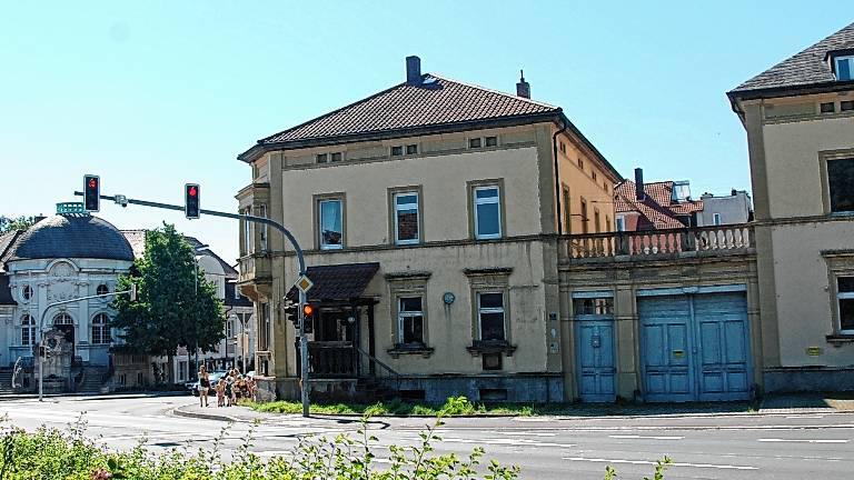 Seit die Pläne für einen Biomarkt auf dem Grundstück der Schmiedelstraße 1 diskutiert werden, steht auch die Zukunft der Stadtvilla des einstigen Bürgermeisters Andreas Schmiedel im Mittelpunkt. Nachbar des zweiteiligen Hauses ist der Luitpoldbau (links), zu dem nach Ansicht der Denkmalschützer eine architektonische Beziehung besteht. Grund genug für sie, den Abriss infrage zu stellen.