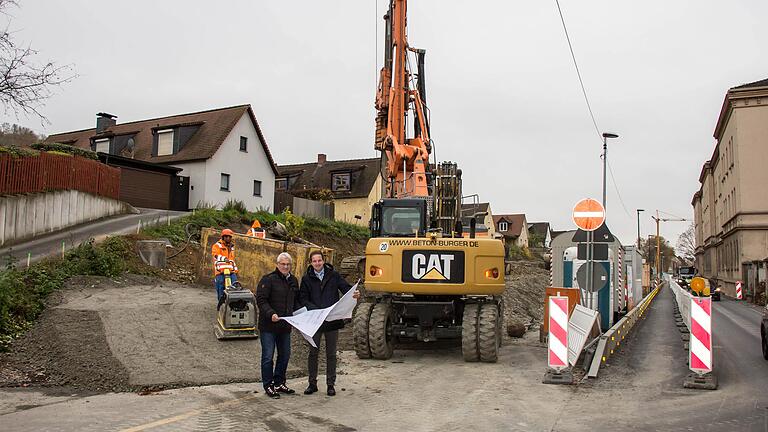 Stadtbaurat Benjamin Schneider (rechts) und Tiefbau-Chef Jörg Roth überprüfen die Pläne und Bauarbeiten in der Nürnberger Straße.