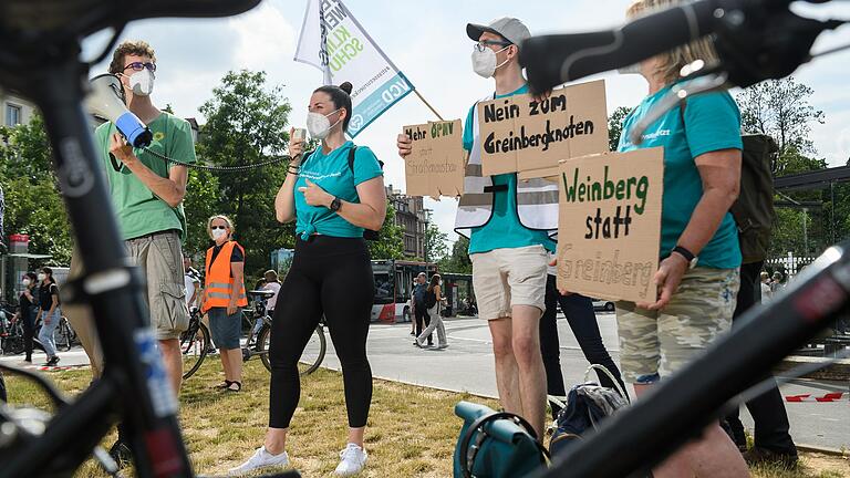 Gegner der Ausbaupläne rund um den Würzburger Greinbergknoten demonstrierten am Mittwoch am Platz vor dem Hauptbahnhof.&nbsp;