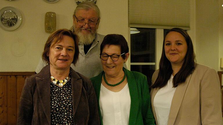 Die neue Vorstandschaft (von links): Erna Riedel-Kümmel,  Siegfried Thomas, Rosi Stürmer und Katrin Kümmel.