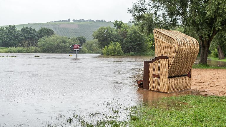 Hochwassergebiet: Die Aufnahme des Nordheimer Strands ist vom 11. Juli 2021, daneben liegt der Biergarten 'Altmain-Inselparadies'.