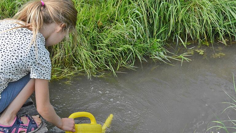 Einmal schnell für den Garten mit der Gießkanne Wasser aus dem vorbeifließenden Bach nehmen, ist erlaubt.