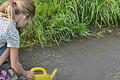 Einmal schnell für den Garten mit der Gießkanne Wasser aus dem vorbeifließenden Bach nehmen, ist erlaubt.