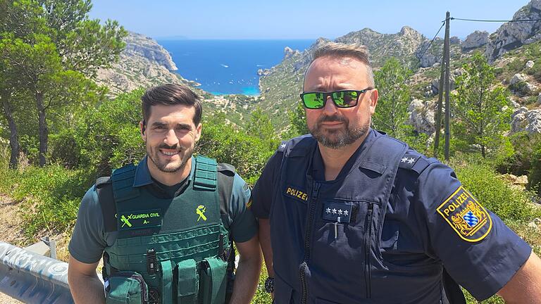 Andreas Kaiser (rechts) und sein neuer Freund Juanmi von der spanischen Guardia Civil - Andreas Kaiser (rechts) und sein neuer Freund Juanmi von der spanischen Guardia Civil Andreas Kaiser (rechts) und sein neuer Freund Juanmi von der spanischen Guardia Civil - Andreas Kaiser (rechts) und sein neuer Freund Juanmi von der spanischen Guardia Civil