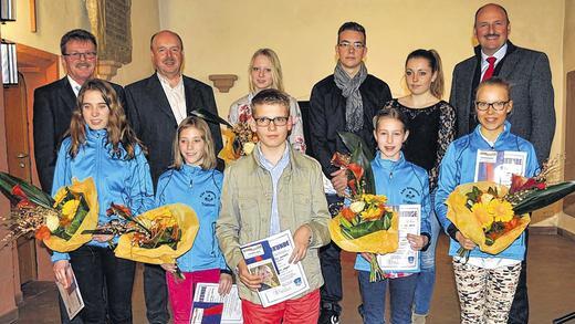 Die Sportler des Jahres 2013: Zweiter Bürgermeister Günther Metz (hinten links) und Dritter Bürgermeister Werner Herrbach (daneben) sowie Bernd Rützel (hinten rechts) gratulierten den erfolgreichen Gemündener Sportlern.
