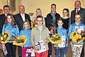 Die Sportler des Jahres 2013: Zweiter Bürgermeister Günther Metz (hinten links) und Dritter Bürgermeister Werner Herrbach (daneben) sowie Bernd Rützel (hinten rechts) gratulierten den erfolgreichen Gemündener Sportlern.