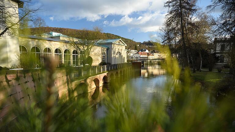 Die Große Kreisstadt (im Bild die Kuranlagen an der Saale) muss im laufenden Jahr 23,3 Prozent der Kreisumlage stemmen. Die Große Kreisstadt (im Bild die Kuranlagen an der Saale) muss im laufenden Jahr 23,3 Prozent der Kreisumlage stemmen.