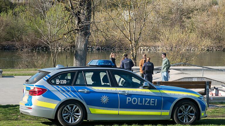 Wie hier in Würzburg kontrolliert die Polizei auch in Schweinfurt und Umland, ob Abstandsregel und Ausgangsbeschränkungen, die zur Eindämmung des Coronavirus erlassen wurden, eingehalten werden. Wie hier in Würzburg kontrolliert die Polizei auch in Schweinfurt und Umland, ob Abstandsregel und Ausgangsbeschränkungen, die zur Eindämmung des Coronavirus erlassen wurden, eingehalten werden.