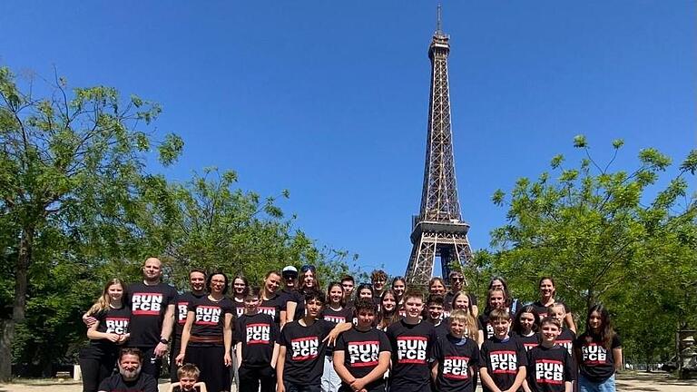 Die Handballerinnen und Handballer aus Bad Brückenaue vor dem Eiffelturm in Paris. - Die Handballerinnen und Handballer aus Bad Brückenaue vor dem Eiffelturm in Paris. Die Handballerinnen und Handballer aus Bad Brückenaue vor dem Eiffelturm in Paris. - Die Handballerinnen und Handballer aus Bad Brückenaue vor dem Eiffelturm in Paris.