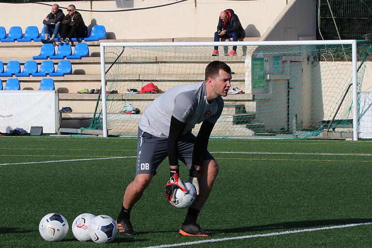 Torwarttrainer Daniel Bernhardt bei der Arbeit auf dem Trainingsplatz der Würzburger Kickers in Cala d'Or. Torwarttrainer Daniel Bernhardt bei der Arbeit auf dem Trainingsplatz der Würzburger Kickers in Cala d'Or.