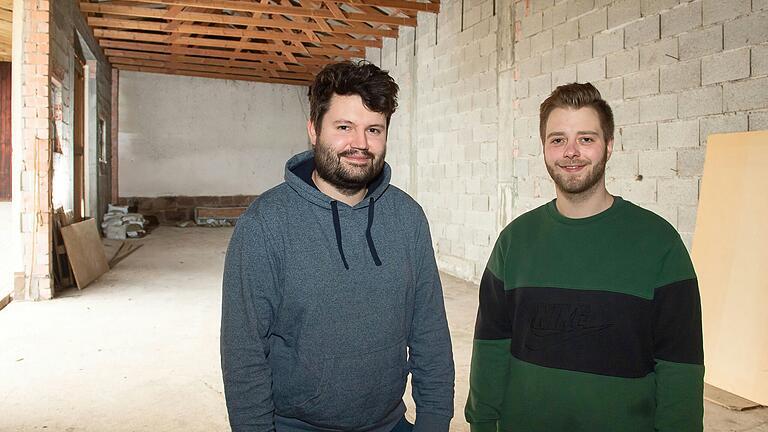 Elmar Daniel aus Schweinfurt (links) und Samuel Lindl aus Bad Kissingen haben bereits im vergangenen Jahr ihren Cannabis Social Club 'MainBud' als Verein eintragen lassen. In der Halle hinter ihnen wollen sie bald legal Cannabis anbauen. Elmar Daniel aus Schweinfurt (links) und Samuel Lindl aus Bad Kissingen haben bereits im vergangenen Jahr ihren Cannabis Social Club 'MainBud' als Verein eintragen lassen. In der Halle hinter ihnen wollen sie bald legal Cannabis anbauen.