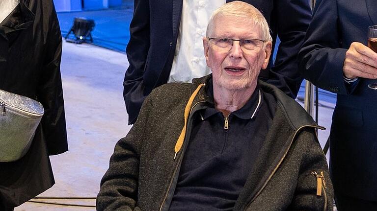 Herbert Hausmann war 1999 Kreisbrandinspektor im Raum Gemünden. Herbert Hausmann war 1999 Kreisbrandinspektor im Raum Gemünden.