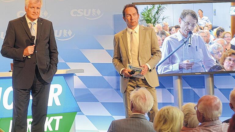 Seehofer direkt: Moderiert von Ralf Exel (rechts) konnten Wähler im &bdquo;Luisengarten&ldquo; dem Ministerpräsidenten Fragen stellenFoto: Norbert Schwarzott