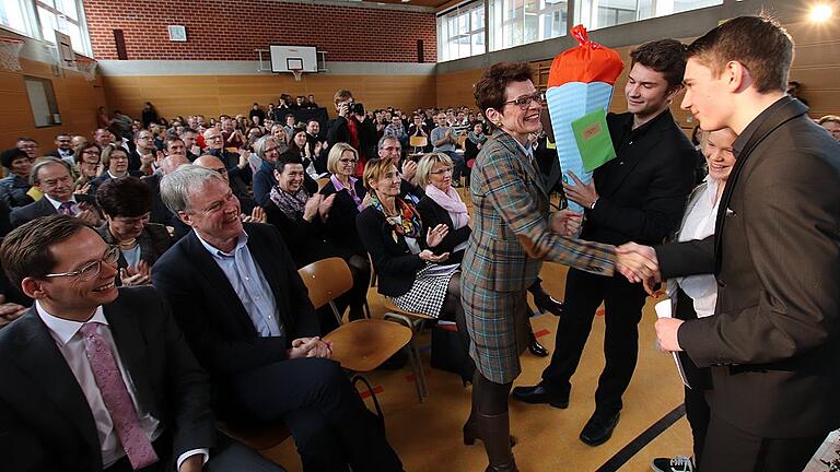 Symbolisches Geschenk: Für die neue Schulleiterin am Kitzinger Armin-Knab-Gymnasium, Monika Rahner, gab es von den drei Schülersprechern eine gut gefüllte Schultüte. Mitte von links: Monika Rahner und die Schülersprecher Benedikt Förster, Anne Drenkard und Peter Siedler. Symbolisches Geschenk: Für die neue Schulleiterin am Kitzinger Armin-Knab-Gymnasium, Monika Rahner, gab es von den drei Schülersprechern eine gut gefüllte Schultüte. Mitte von links: Monika Rahner und die Schülersprecher Benedikt Förster, Anne Drenkard und Peter Siedler.