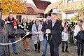 Die Seinsheimer Galgenvögel stürmten das Rathaus, entrissen dem Bürgermeister den Schlüssel, fesselten Bürgermeister und Gemeinderäte und führten sie mit durchs Dorf in eine nahe gelegene Winzerstube, wo alle gemeinsam den Faschingsauftakt gebührend feierten.