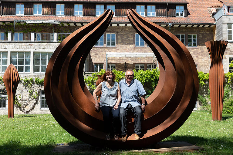 Die Malerin und Bildhauerin Sonja Edle von Hoeßle und der Bildhauer Herbert Mehler auf einem 2018 entstandenen Bild in ihrem Skulpturengarten im Erbachshof bei Eisingen.&nbsp;