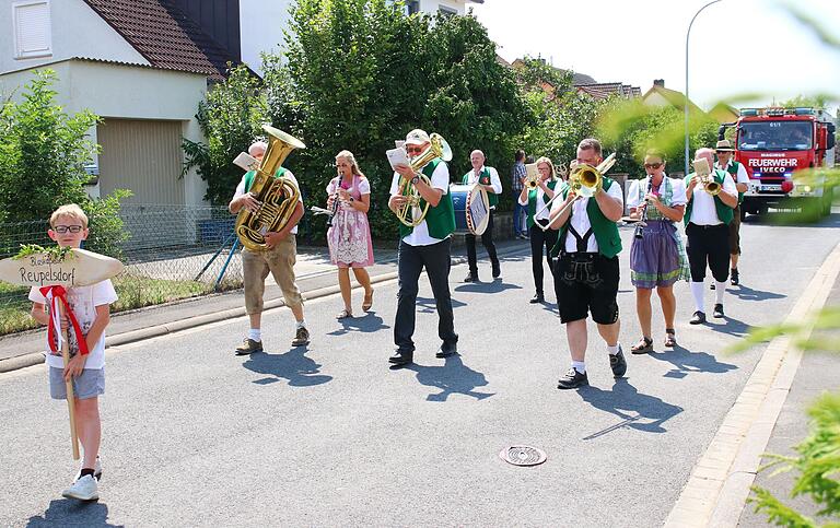 Impressionen vom großen Geburtstagsfest - ein Feuerwehrfest das in Erinnerung bleiben wird. Zum Fest 150 Jahre Feuerwehr Kirchschönbach gab es einen großen Umzug durch die Ortschaft. Neben 25 Feuerwehren sorgten drei Musik-Kapellen (Oberschwarzach, Kitzingen / Wiesenbronn, Reupelsdorf) für beste Feststimmung. Das Festgelände war im Anschluss an den Umzug bis auf den letzten Platz 'ausverkauft'. Feuerwehren, Blaskapellen, Ehrengäste und Besucher fühlten sich sehr wohl.