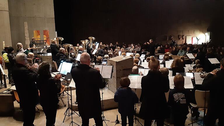 Alle aktiven Mitglieder des Musikvereins Werneck im Alter von sieben bis 73 Jahren spielen gemeinsam 'Die Winterrose' - ein Medley bekannter Weihnachtsmelodien. Alle aktiven Mitglieder des Musikvereins Werneck im Alter von sieben bis 73 Jahren spielen gemeinsam 'Die Winterrose' - ein Medley bekannter Weihnachtsmelodien.