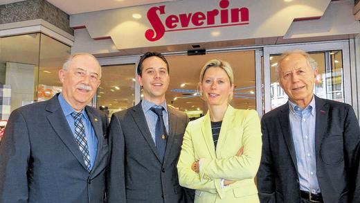 Sie ziehen heute Männer an: Günter Severin, Maximilian Severin, Natascha Peter-Severin und Manfred Severin.