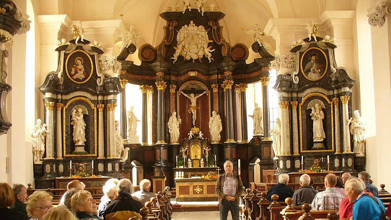 Wanderführer Konrad Hoffmann war wieder exzellent vorbereitet, wie hier in der Dermbacher Kirche St. Peter und Paul, dessen Innengestaltung von Gallasini stammt.  Foto: Franz Herrler       -  Wanderführer Konrad Hoffmann war wieder exzellent vorbereitet, wie hier in der Dermbacher Kirche St. Peter und Paul, dessen Innengestaltung von Gallasini stammt.  Foto: Franz Herrler