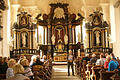 Wanderführer Konrad Hoffmann war wieder exzellent vorbereitet, wie hier in der Dermbacher Kirche St. Peter und Paul, dessen Innengestaltung von Gallasini stammt.  Foto: Franz Herrler       -  Wanderführer Konrad Hoffmann war wieder exzellent vorbereitet, wie hier in der Dermbacher Kirche St. Peter und Paul, dessen Innengestaltung von Gallasini stammt.  Foto: Franz Herrler