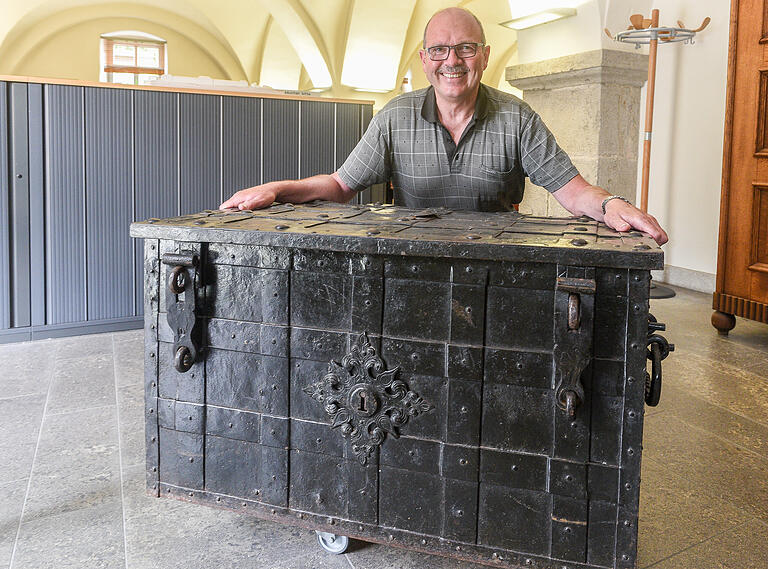 Im Weingut Juliusspital wurde eine verschlossene Kiste in einem Kellergewölbe entdeckt.&nbsp;