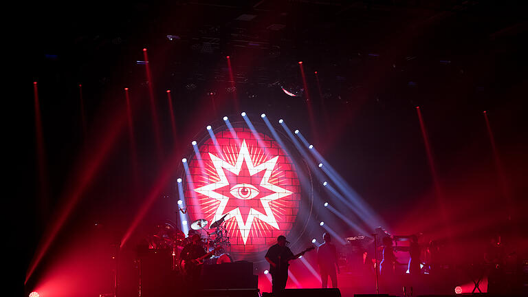 The Australien Pink Floyd Show       -  1300 Fans besuchen am Freitag (08.03.19) The Australien Pink Floyd Show in der s.Oliver Arena in Würzburg. Die australische Coverband spielt Songs der Rockgruppe Pink Floyd nach. Ihr Erkennungszeichen ist ein rosa Känguru, das sich vom Original-Pink-Floyd-Schwein ableitet.