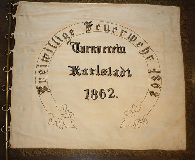 Die Fahne des Turnvereins wurde zur Fahne der Freiwilligen Feuerwehr.