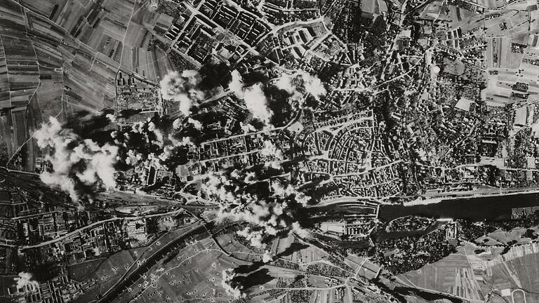 Ziel der Bombenangriffe auf Schweinfurt im Zweiten Weltkrieg waren Industrieanlagen der Kugellagerfabriken. Neben dem&nbsp;Industrieviertel standen auch weite Teile der Stadt in Flammen.