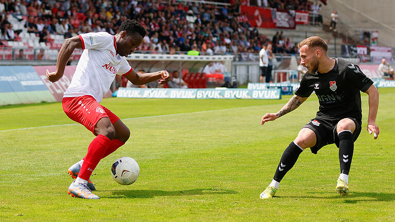 Nicht zu halten: Den dreifachen Torschützen Benjika Caciel (links) bekamen der TSV Aubstadt mit Leon Heinze (rechts) beim 6:0-Sieg der Würzburger Kickers nie in den Griff.