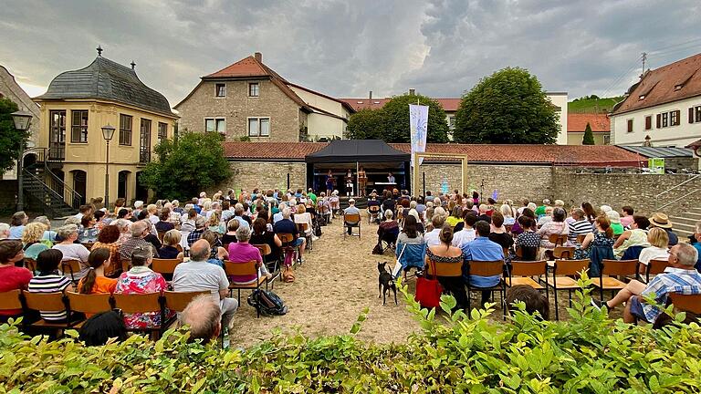 Die 'Konzerte am Pavillon' im Rathaushof von Randersacker finden dieses Jahr zum fünften Mal statt. Erstmals sind sie diesmal offiziell Teil des Kultursommers Maindreieck. Die 'Konzerte am Pavillon' im Rathaushof von Randersacker finden dieses Jahr zum fünften Mal statt. Erstmals sind sie diesmal offiziell Teil des Kultursommers Maindreieck.