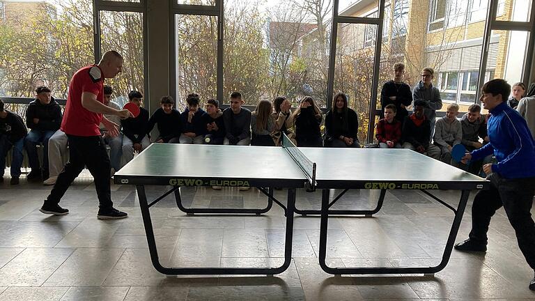 Turniersieger gegen Tischtennisprofi.