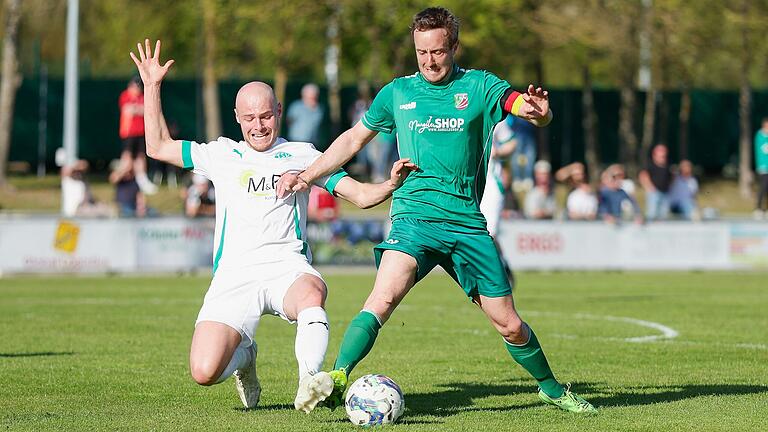 Adrian Dußler (rechts) vom TSV Abtswind im Zweikampf mit Josef Ziegler vom TSV Neudrossenfeld. Ihre Trainer sprachen nach der Bayernliga-Partie von einem 'Abnutzungskampf'. Adrian Dußler (rechts) vom TSV Abtswind im Zweikampf mit Josef Ziegler vom TSV Neudrossenfeld. Ihre Trainer sprachen nach der Bayernliga-Partie von einem 'Abnutzungskampf'.