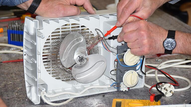 Erstmal austesten lautet die Devise der Reparateure, hier an einem defekten Heizlüfter. Erstmal austesten lautet die Devise der Reparateure, hier an einem defekten Heizlüfter.