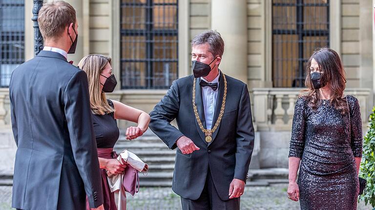 Würzburgs Oberbürgermeister Christian Schuchardt (Mitte) begrüßt die bayerische Digitalministerin Judith Gerlach und ihren Mann Tobias Nitsch. Begleitet wurde Schuchardt von seiner Schwester Ulrike Ossowski (rechts).