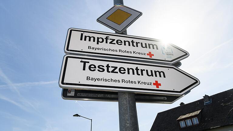 Schilder weisen in Kitzingen den Weg in Richtung Impf- und Testzentrum. Schilder weisen in Kitzingen den Weg in Richtung Impf- und Testzentrum.