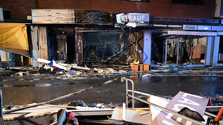 Explosion Eschweiler.jpeg       -  Trümmer liegen vor einem Haus in der Neustraße in Eschweiler. Eine gewaltige Explosion in einem Wohn- und Geschäftshaus hat in der Stadt nordöstlich von Aachen am Donnerstagabend 16 Menschen verletzt.