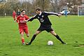 Manuel Englert vom TSV Lohr (links) im Zweikampf mit Hains Mike Kirchner.