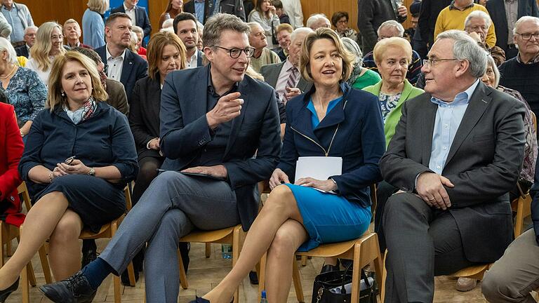 Die CSU-Politiker Martina Gießübel, Anja Weisgerber und Stefan Funk (v.l., im Bild beim Frühlingsempfang der CSU und der Jungen Union in Schwebheim mit Minister Markus Blume) äußern in einer Pressemitteilung ihre Sorge über die Entwicklungen am Industriestandort Schweinfurt.