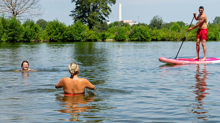 Egal ob Schwimmer oder Stand-up-Paddler: jeder findet am Schweinfurter Baggersee seinen Platz für die perfekte Erholung.