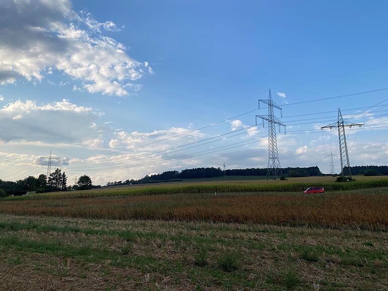 Bei Gambach kreuzen sich jetzt schon Stromtrassen, hinzu kommen eine Höchstspannungsleitung (P43), unterirdische Stromleitungen und ein Umspannwerk