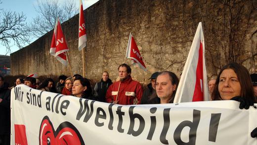 Weltbild-Demo zur Bischofskonferenz       -  Bischofskonferenz am Montag im Kloster Himmelspforten in Würzburg: Mitarbeiter des Verlagshauses in Augsburg demonstrierten für den Erhalt ihres Arbeitsplatzes beim insolventen Weltbild-Verlag. Das Unternehmen gehört der katholischen Kirche, weshalb die Bischöfe über dessen Zukunft berieten.