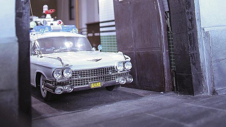 Einsatzbereit: Ecto-1, das Auto der &bdquo;Ghostbusters&ldquo;, für Jürgen Kaisers Fanfilm in Stop-Motion-Technik steht es im Maßstab 1:18 in der Garage.