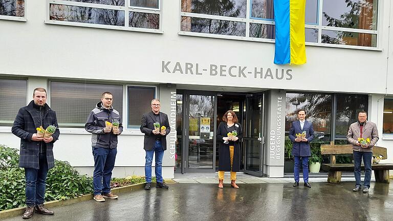 Vor der neuen Notunterkunft: von links Bürgermeister Stefan Rottmann; Florian Zippel (Arbeitsbereichsleiter Katastrophenschutz am Landratsamt), Steffen Beutert (Koordinator der Ukrainehilfe am Landratsamt), Daniela Haupt (Vertreterin des Amts für Jugend und Familie am Landratsamt), Landrat Florian Töpper und Zweiter Bürgermeister Jürgen Geist.