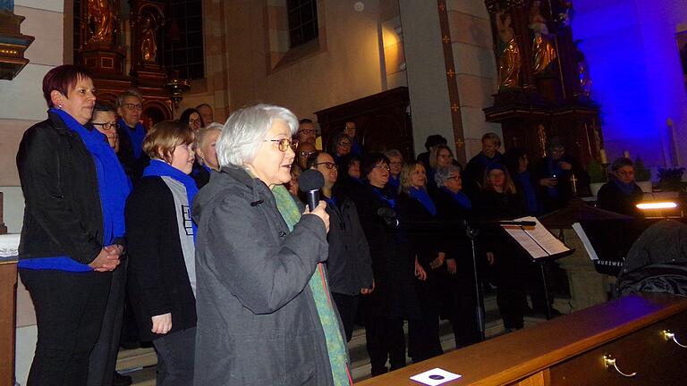 Leiterin Barbara Düchs heißt zur Nachfeier des 20-jährigen Bestehens der KLB-Ortsgruppe Gaurettersheim den Gospelchor 'Joyful Noise'und die Konzertbesucher willkommen.