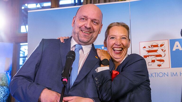 Landtagswahl Hessen - Wahlparty AfD.jpeg       -  Robert Lambrou und AfD-Bundessprecherin Alice Weidel jubeln über das Wahlergebnis.